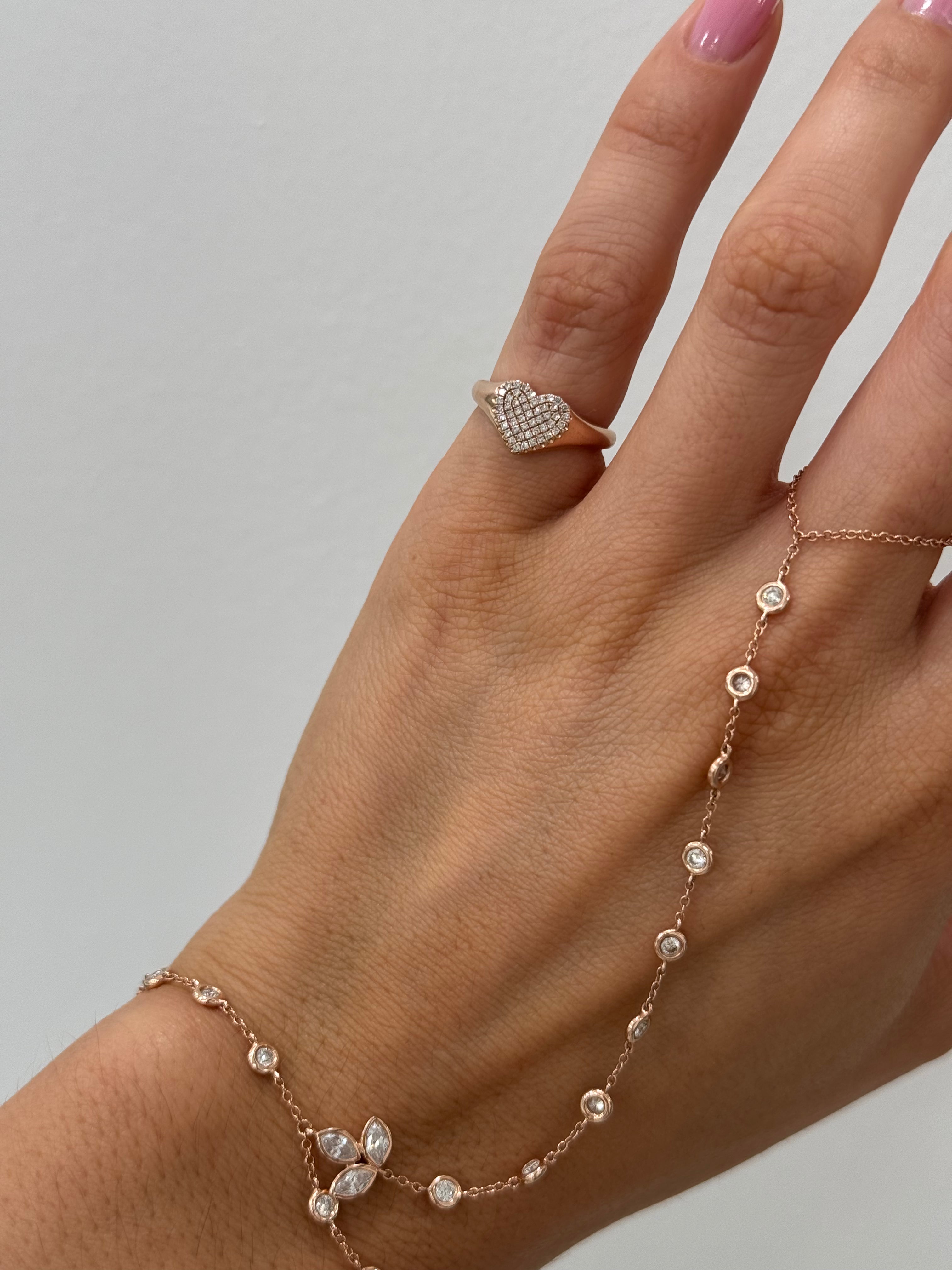 Pavé heart small signet ring